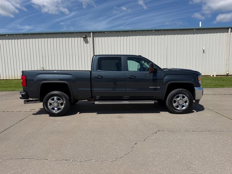 GMC Sierra 2500HD Vehicle Full-screen Gallery Image 2