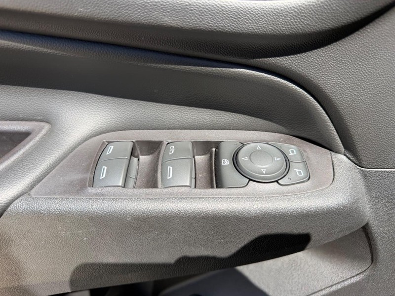 Chevrolet Equinox Vehicle Full-screen Gallery Image 17
