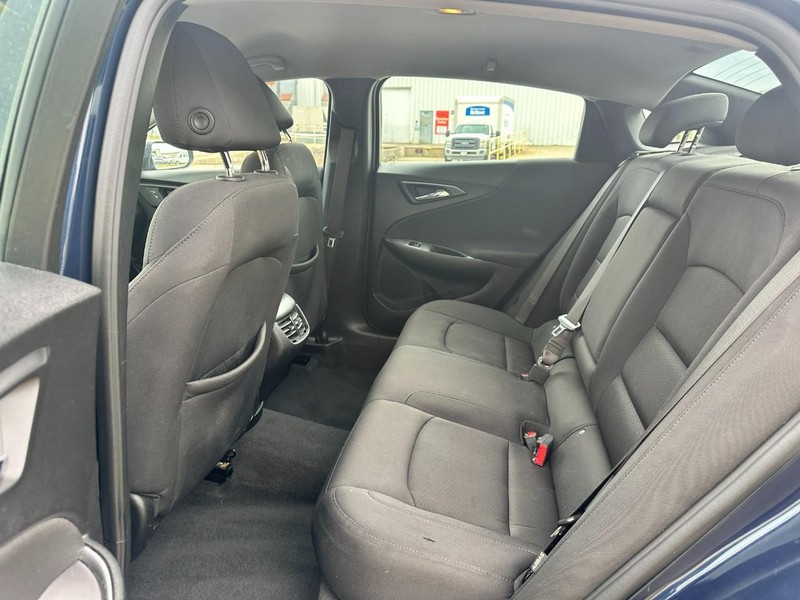 Chevrolet Malibu Vehicle Full-screen Gallery Image 9