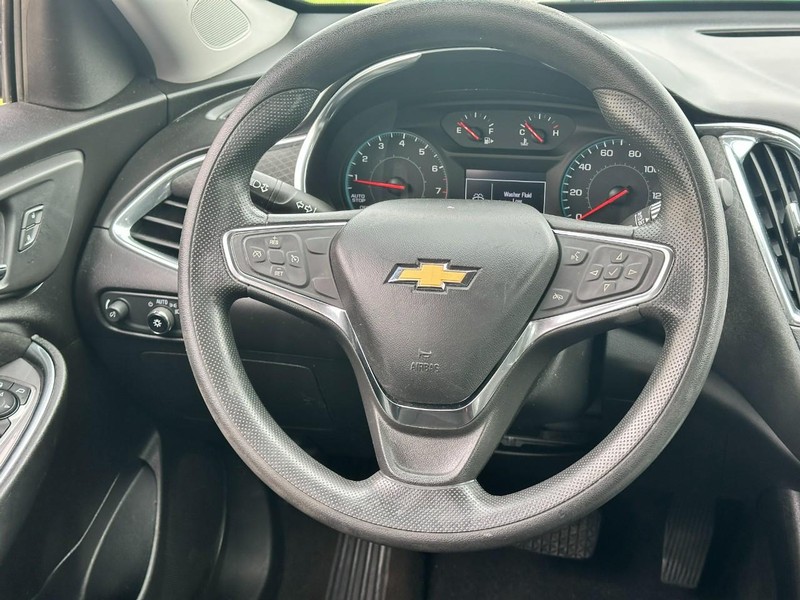 Chevrolet Malibu Vehicle Full-screen Gallery Image 11