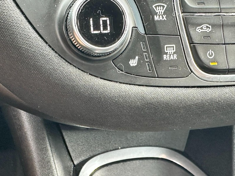 Chevrolet Malibu Vehicle Full-screen Gallery Image 18