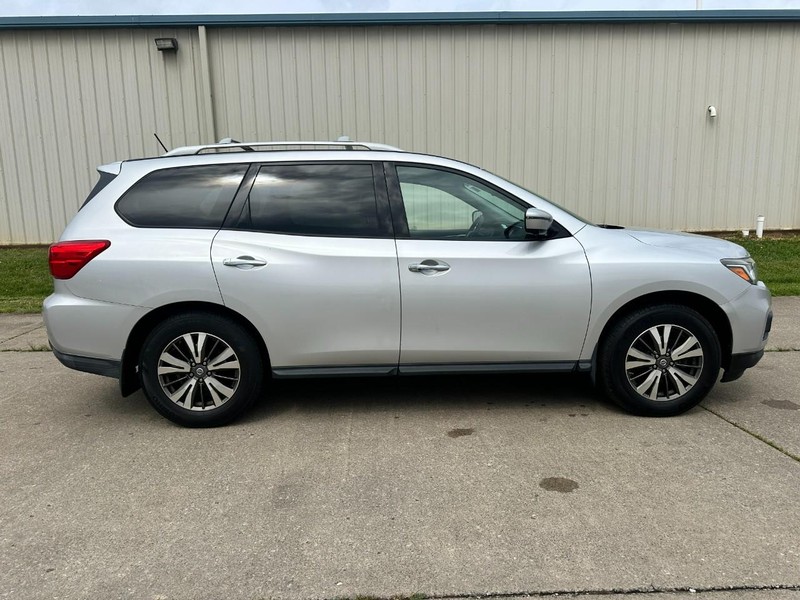 Nissan Pathfinder Vehicle Full-screen Gallery Image 2