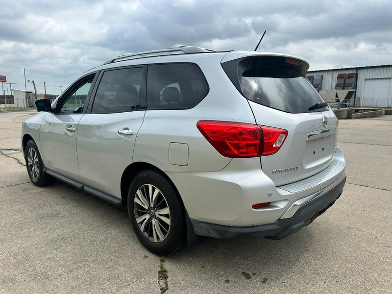 Nissan Pathfinder Vehicle Full-screen Gallery Image 5