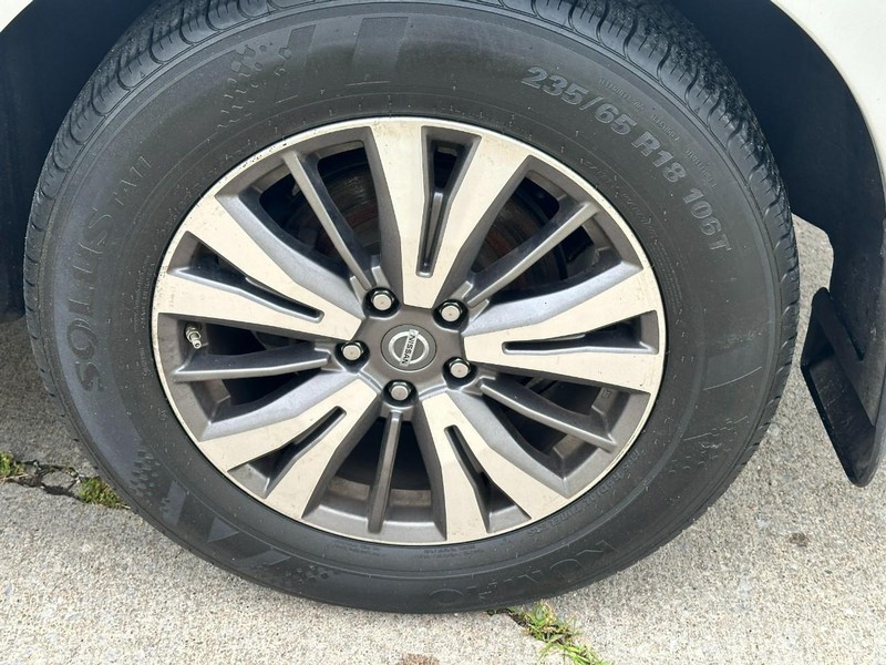 Nissan Pathfinder Vehicle Full-screen Gallery Image 6