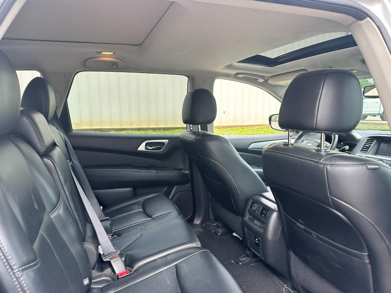 Nissan Pathfinder Vehicle Full-screen Gallery Image 9