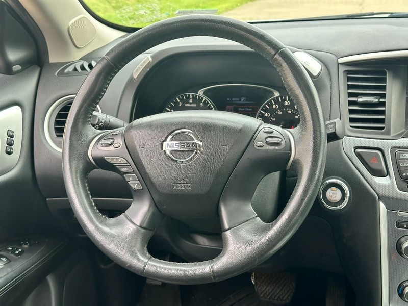 Nissan Pathfinder Vehicle Full-screen Gallery Image 11