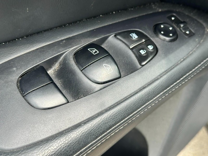 Nissan Pathfinder Vehicle Full-screen Gallery Image 13