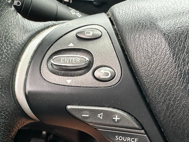 Nissan Pathfinder Vehicle Full-screen Gallery Image 15