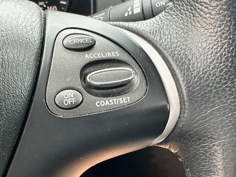 Nissan Pathfinder Vehicle Full-screen Gallery Image 16