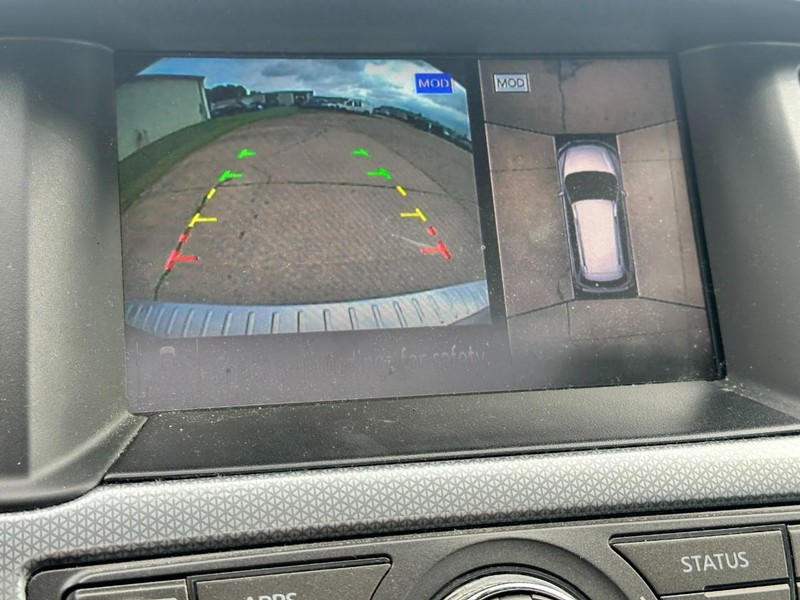 Nissan Pathfinder Vehicle Full-screen Gallery Image 18