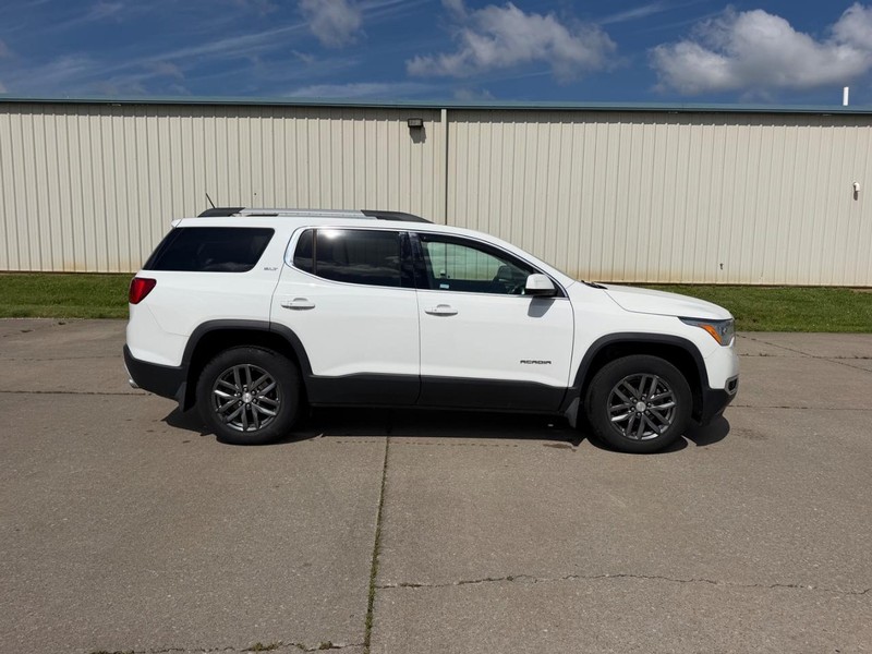 GMC Acadia Vehicle Full-screen Gallery Image 2