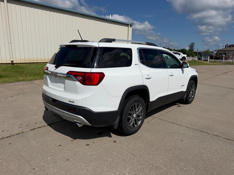 GMC Acadia Vehicle Full-screen Gallery Image 3