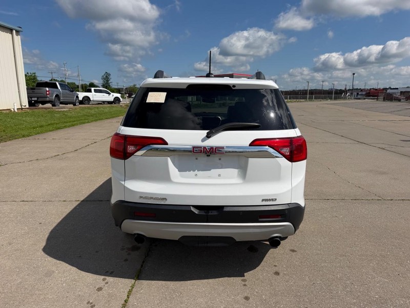 GMC Acadia Vehicle Full-screen Gallery Image 4