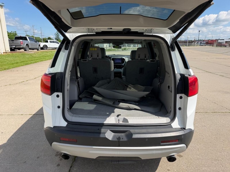 GMC Acadia Vehicle Full-screen Gallery Image 5