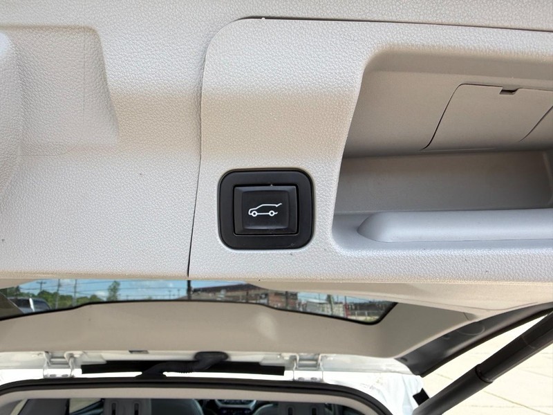 GMC Acadia Vehicle Full-screen Gallery Image 6