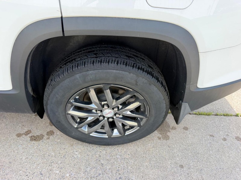 GMC Acadia Vehicle Full-screen Gallery Image 7