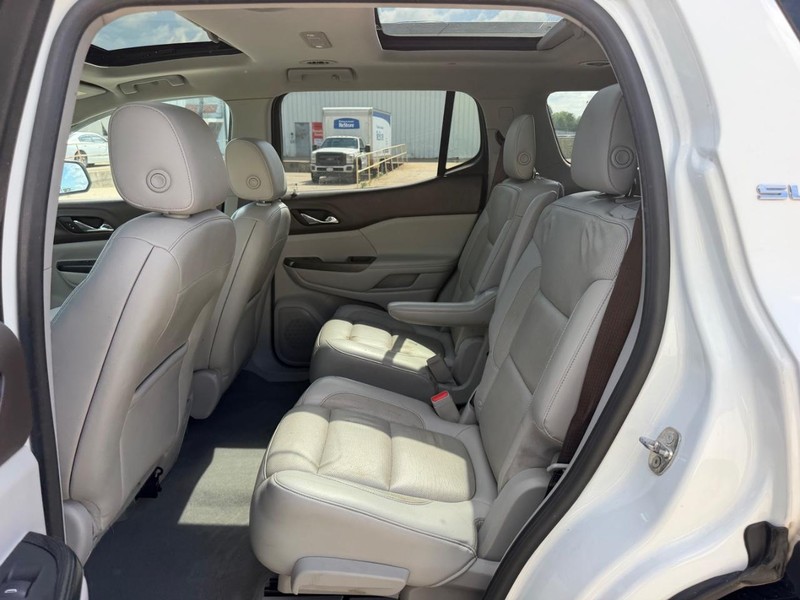 GMC Acadia Vehicle Full-screen Gallery Image 9