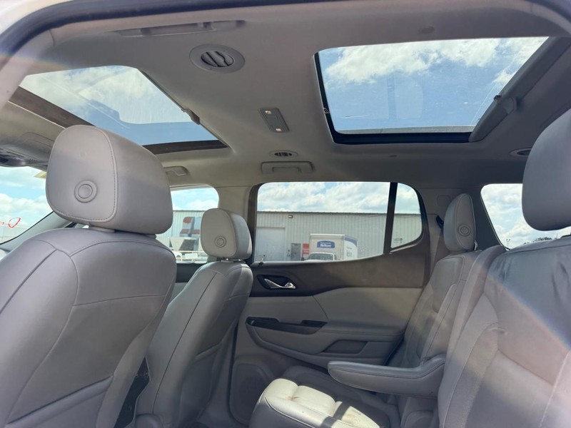 GMC Acadia Vehicle Full-screen Gallery Image 10
