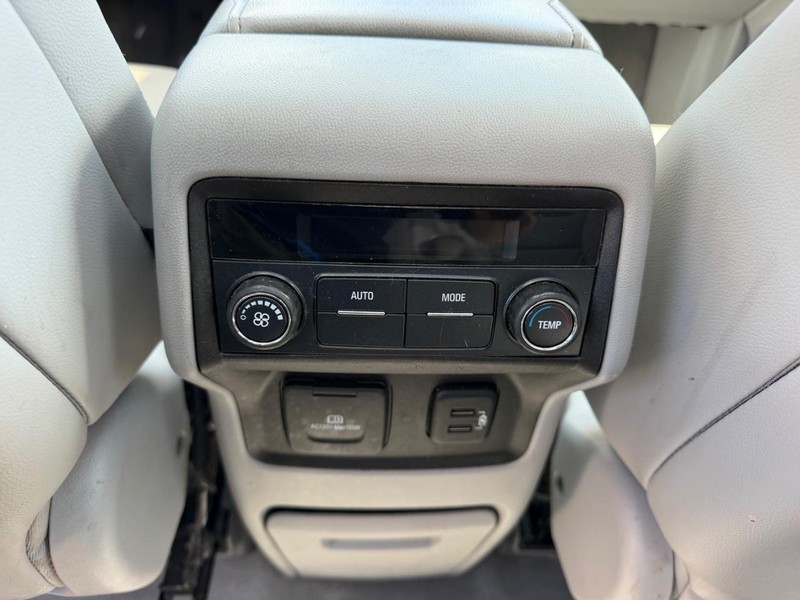 GMC Acadia Vehicle Full-screen Gallery Image 11