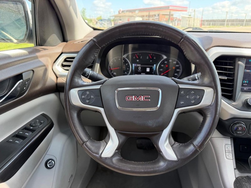 GMC Acadia Vehicle Full-screen Gallery Image 13