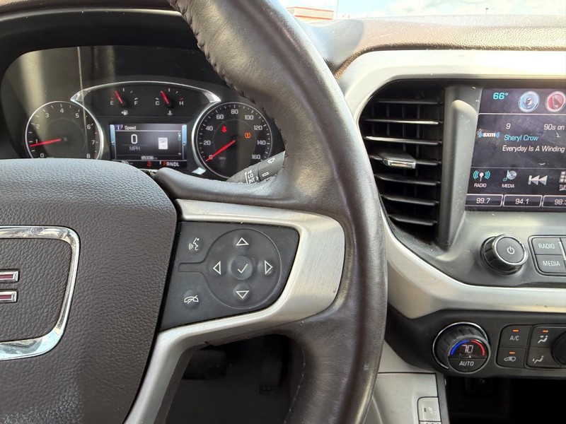 GMC Acadia Vehicle Full-screen Gallery Image 15
