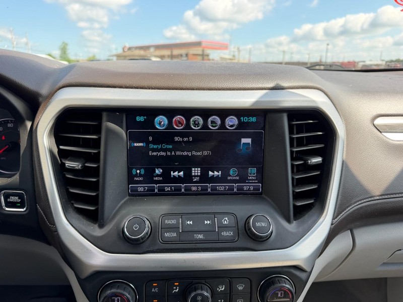 GMC Acadia Vehicle Full-screen Gallery Image 16