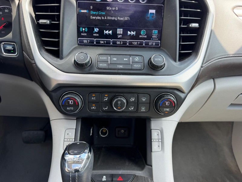 GMC Acadia Vehicle Full-screen Gallery Image 17