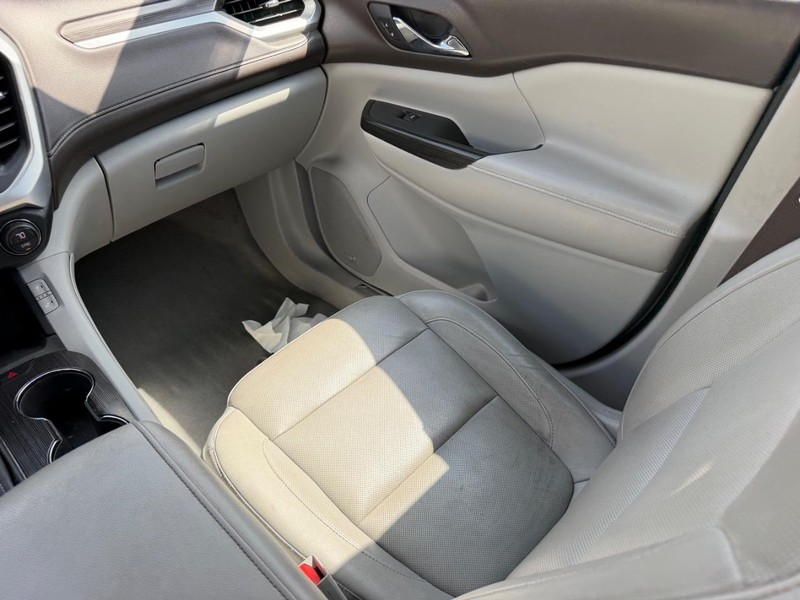 GMC Acadia Vehicle Full-screen Gallery Image 19