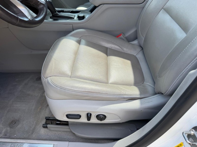 GMC Acadia Vehicle Full-screen Gallery Image 21