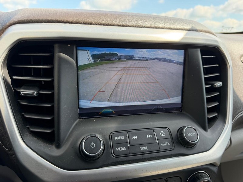 GMC Acadia Vehicle Full-screen Gallery Image 23