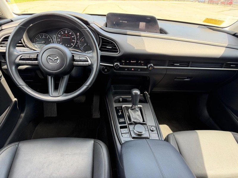 Mazda CX-30 Vehicle Full-screen Gallery Image 8