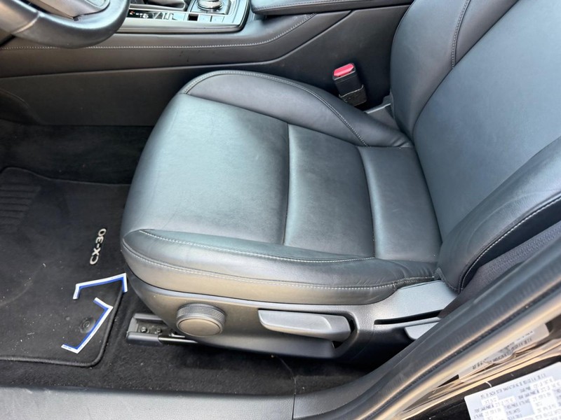 Mazda CX-30 Vehicle Full-screen Gallery Image 17