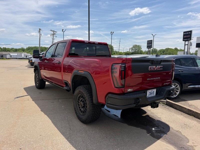 GMC Sierra 2500HD Vehicle Full-screen Gallery Image 3