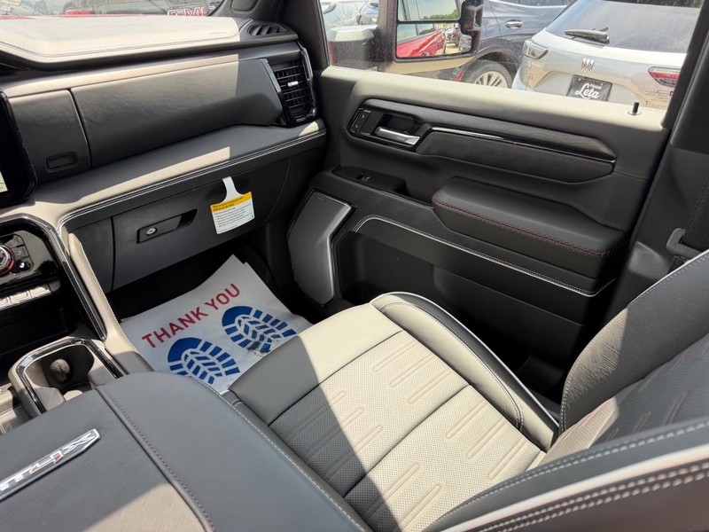 GMC Sierra 2500HD Vehicle Full-screen Gallery Image 15