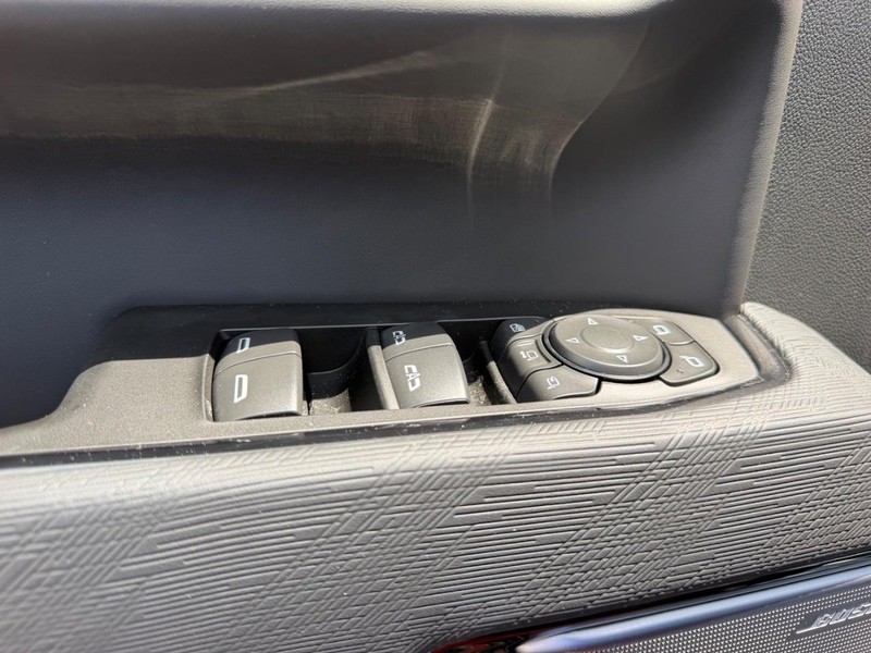 GMC Sierra 2500HD Vehicle Full-screen Gallery Image 16