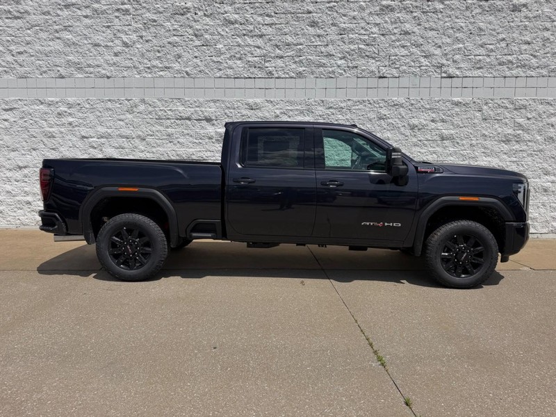 GMC Sierra 2500HD Vehicle Full-screen Gallery Image 2