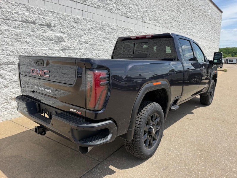 GMC Sierra 2500HD Vehicle Full-screen Gallery Image 3