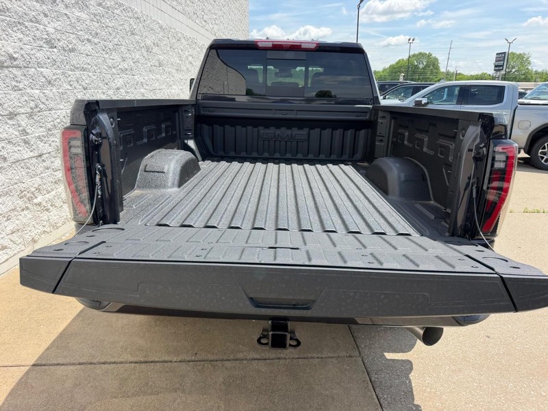 GMC Sierra 2500HD Vehicle Full-screen Gallery Image 5