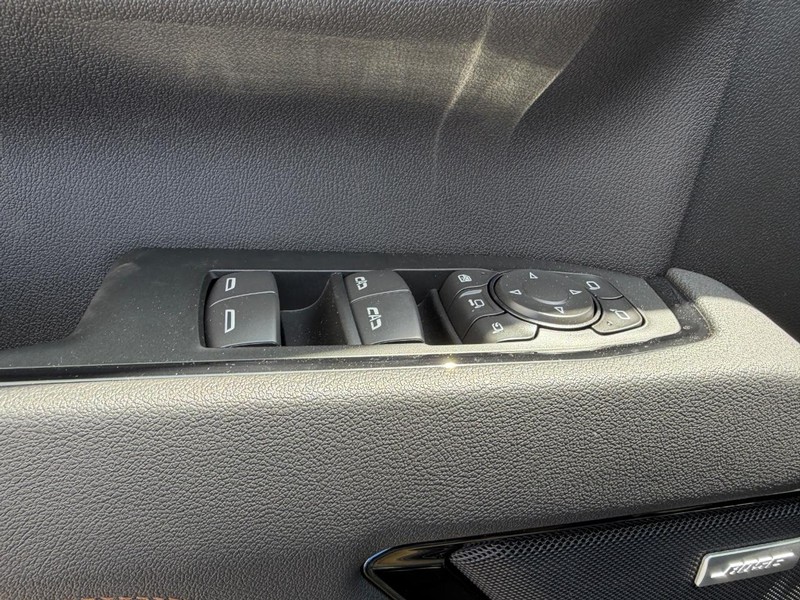 GMC Sierra 2500HD Vehicle Full-screen Gallery Image 16