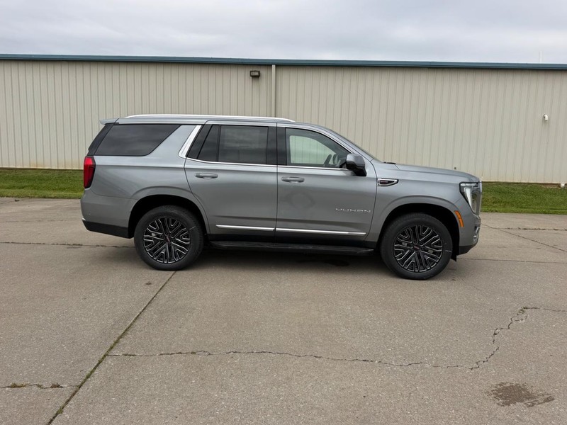 GMC Yukon Vehicle Full-screen Gallery Image 2