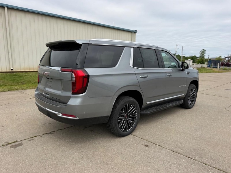 GMC Yukon Vehicle Full-screen Gallery Image 3