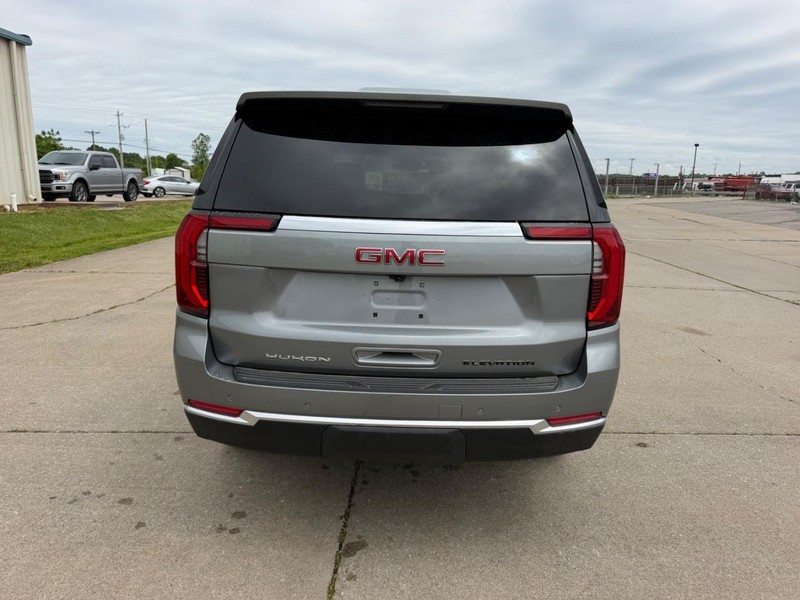 GMC Yukon Vehicle Full-screen Gallery Image 4
