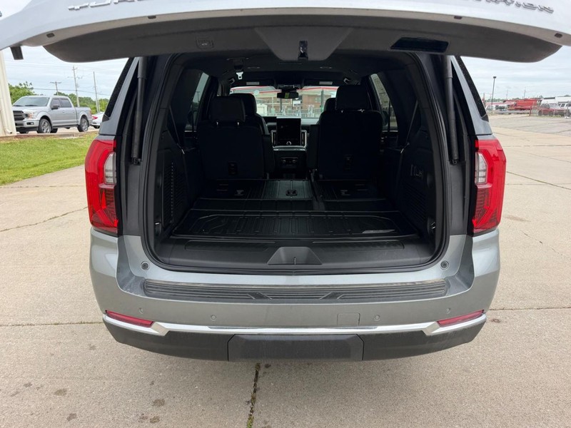 GMC Yukon Vehicle Full-screen Gallery Image 5