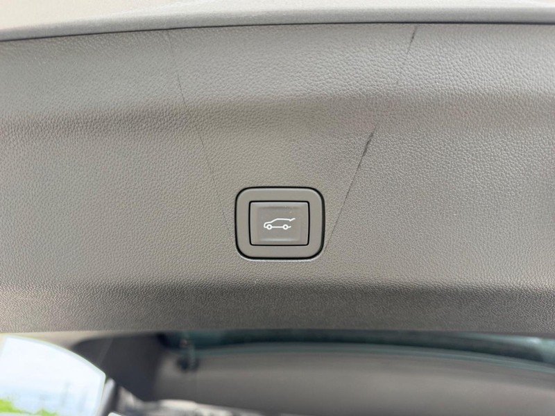 GMC Yukon Vehicle Full-screen Gallery Image 6
