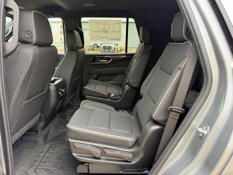 GMC Yukon Vehicle Full-screen Gallery Image 9