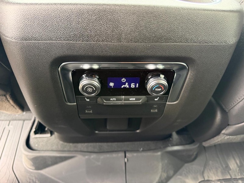 GMC Yukon Vehicle Full-screen Gallery Image 10