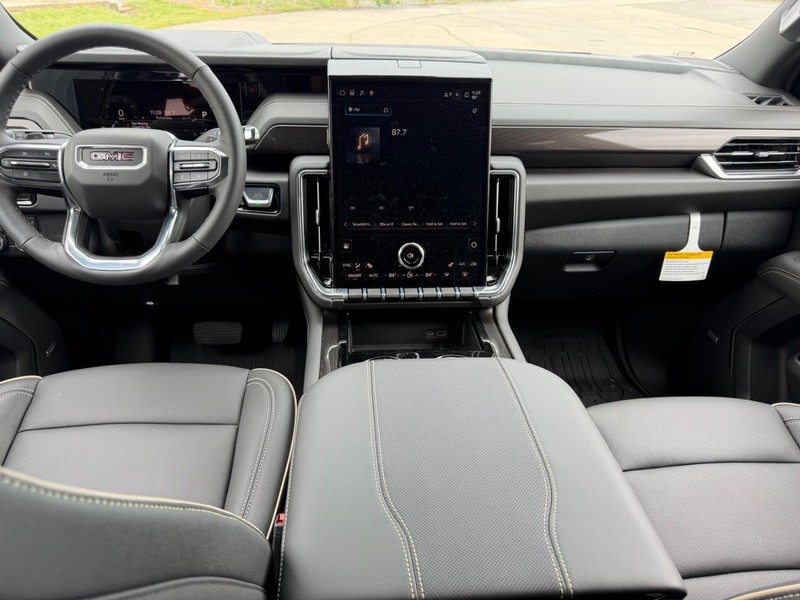 GMC Yukon Vehicle Full-screen Gallery Image 11