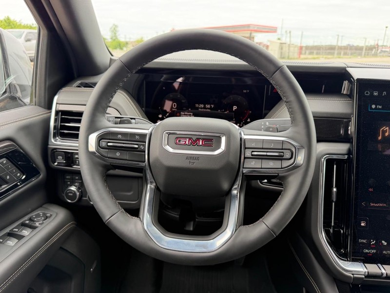 GMC Yukon Vehicle Full-screen Gallery Image 12