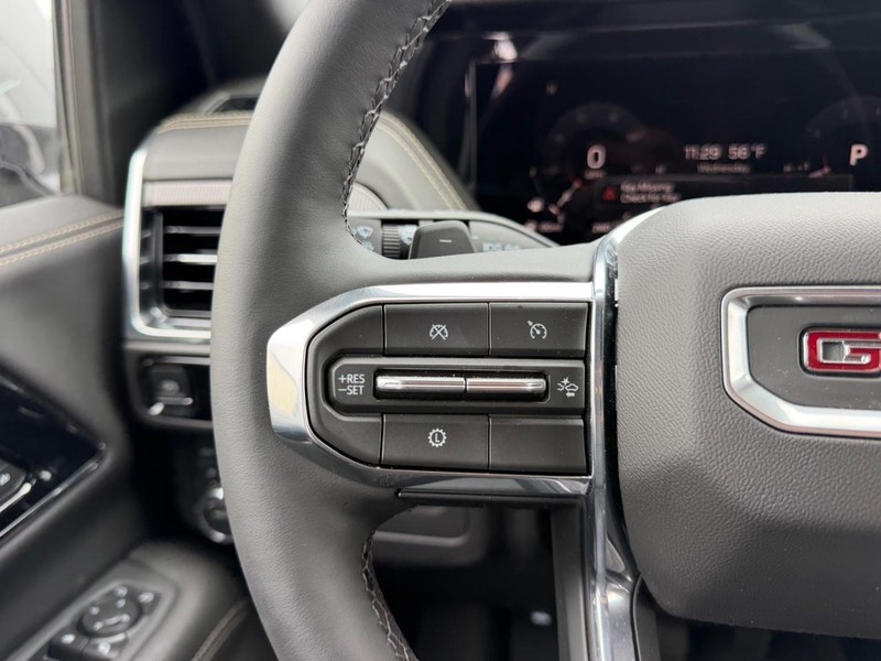 GMC Yukon Vehicle Full-screen Gallery Image 13