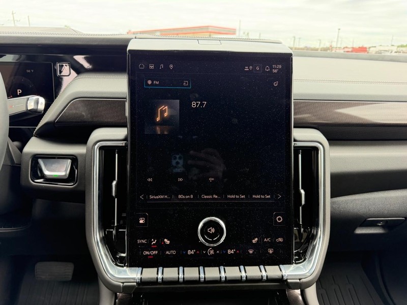 GMC Yukon Vehicle Full-screen Gallery Image 16